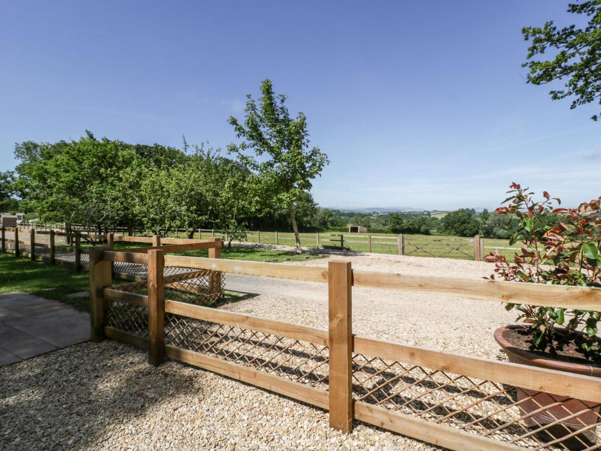 The Outlook Villa Taunton Exterior photo